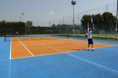 Der Tennisplatz lädt zum spielen ein.